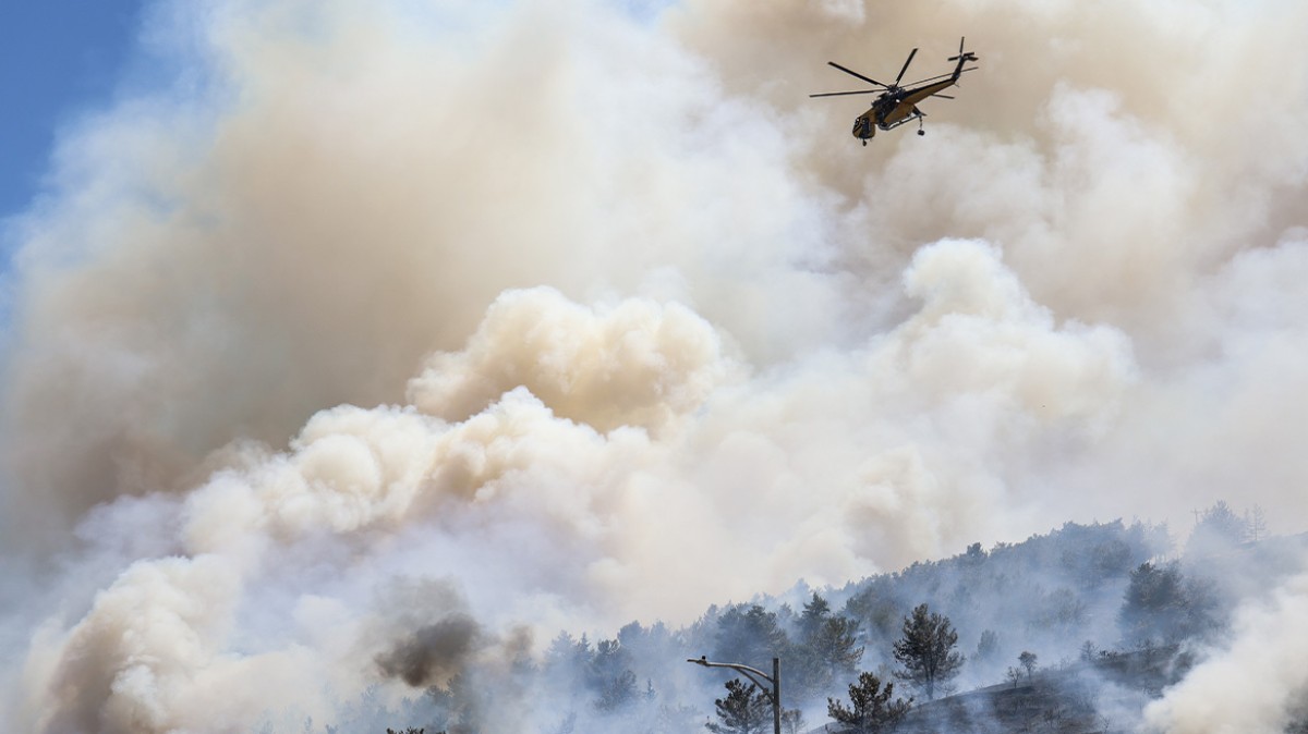 Η Χίος βιώνει ξανά τις τραγικές στιγμές του 2012, καθώς μία εκτεταμένη πυρκαγιά συνεχίζει να κατακαίει το νησί για δεύτερη διαδοχική ημέρα