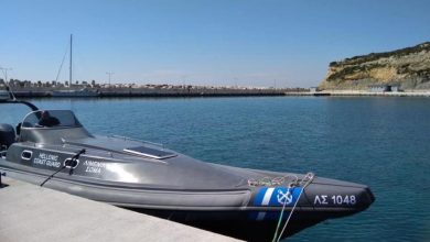 Ξαφνικά μια εταιρία που κατασκευάζει φουσκωτά σκάφη, είδε το… φως και παίρνει τη μια δουλειά μετά την άλλη στο Ναυτικό και το Λιμενικό.