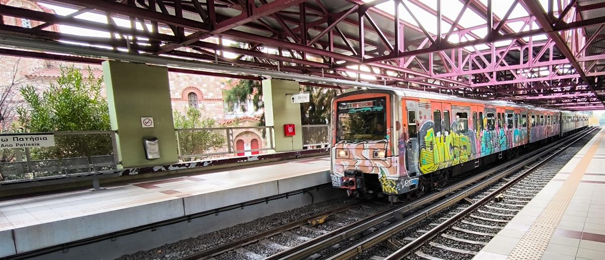 Σκηνές αρχαίας τραγωδίας εκτυλίχθηκαν το μεσημέρι της Τετάρτης στις γραμμές του Ηλεκτρικού, όταν ένας άνδρας – για άγνωστη