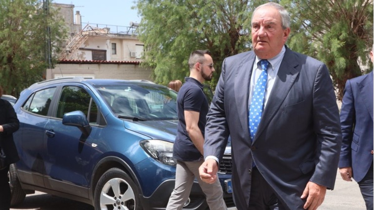 Έκπληκτοι οι υπάλληλοι του υπουργείου Οικονομικών είδαν χθες τον πρώην πρωθυπουργό Κώστα Καραμανλή να περνάει την κεντρική πύλη