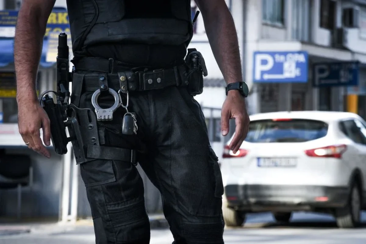 3.000 ευρώ για… αμοιβαία μετάθεση. Αυτό το ποσό φέρεται να προσέφερε ο 42χρονος ανθυπαστυνόμος, αρχηγός του κυκλώματος διακίνησης ναρκωτικών