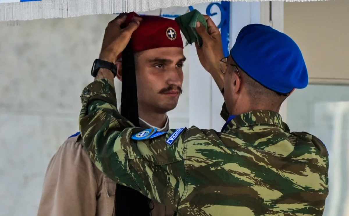 Κάτω από τον ήλιο που καίει σαν φλόγιστρο, αυτοί στέκονται αγέρωχοι. Οι Εύζωνες της Προεδρικής Φρουράς.