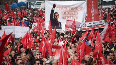 Τουλάχιστον 10.000 πολίτες κατέκλυσαν την Τρίτη την πλατεία μπροστά από το ιστορικό Δημαρχείο της Κωνσταντινούπολης, τιμώντας την 100ή ημέρα