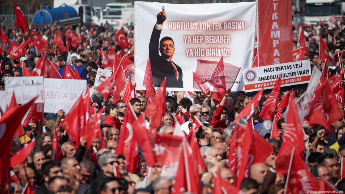 Τουλάχιστον 10.000 πολίτες κατέκλυσαν την Τρίτη την πλατεία μπροστά από το ιστορικό Δημαρχείο της Κωνσταντινούπολης, τιμώντας την 100ή ημέρα