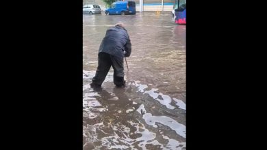 Η 48ωρη κακοκαιρία για την οποία προειδοποιεί η ΕΜΥ, με έκτακτο δελτίο, προκαλεί σοβαρά προβλήματα από νωρίς το πρωί στη Θεσσαλονίκη.