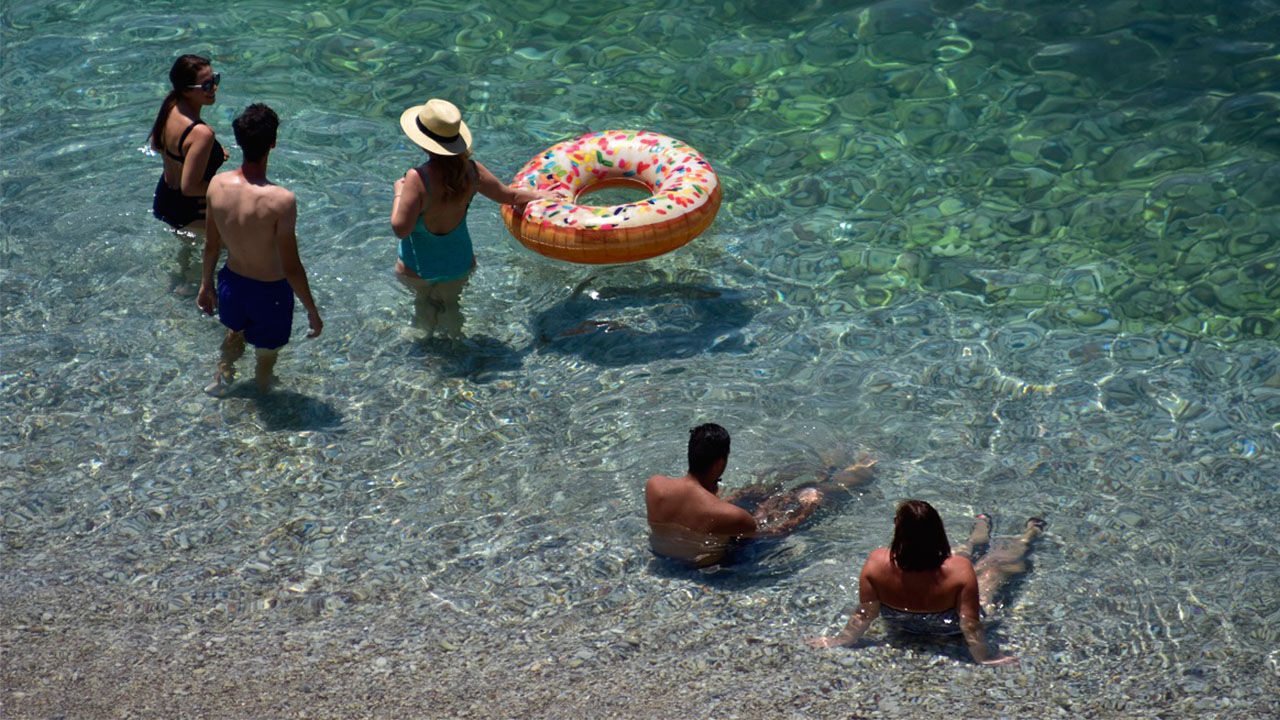 Η χώρα εισέρχεται σε μια περίοδο έντονου καύσωνα διάρκειας τεσσάρων ημερών, με ιδιαίτερα υψηλές θερμοκρασίες που θα διαρκέσουν μέχρι