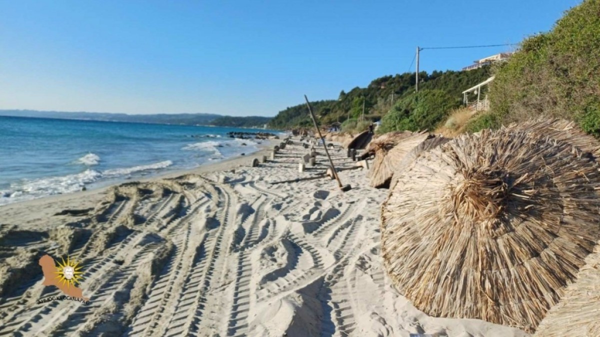 Σε σκηνικό που θύμιζε «κατάληψη» δημόσιου χώρου, σχεδόν 700 ξαπλώστρες και 300 ομπρέλες είχαν στηθεί αυθαίρετα στην πολυσύχναστη