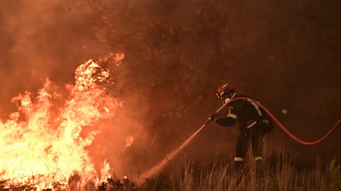 Σε ασφυκτικό κλοιό φωτιάς βρέθηκε το Αλιβέρι Εύβοιας το απόγευμα της Κυριακής (13/7), όταν πυρκαγιά σε αγροτοδασική έκταση ξέσπασε