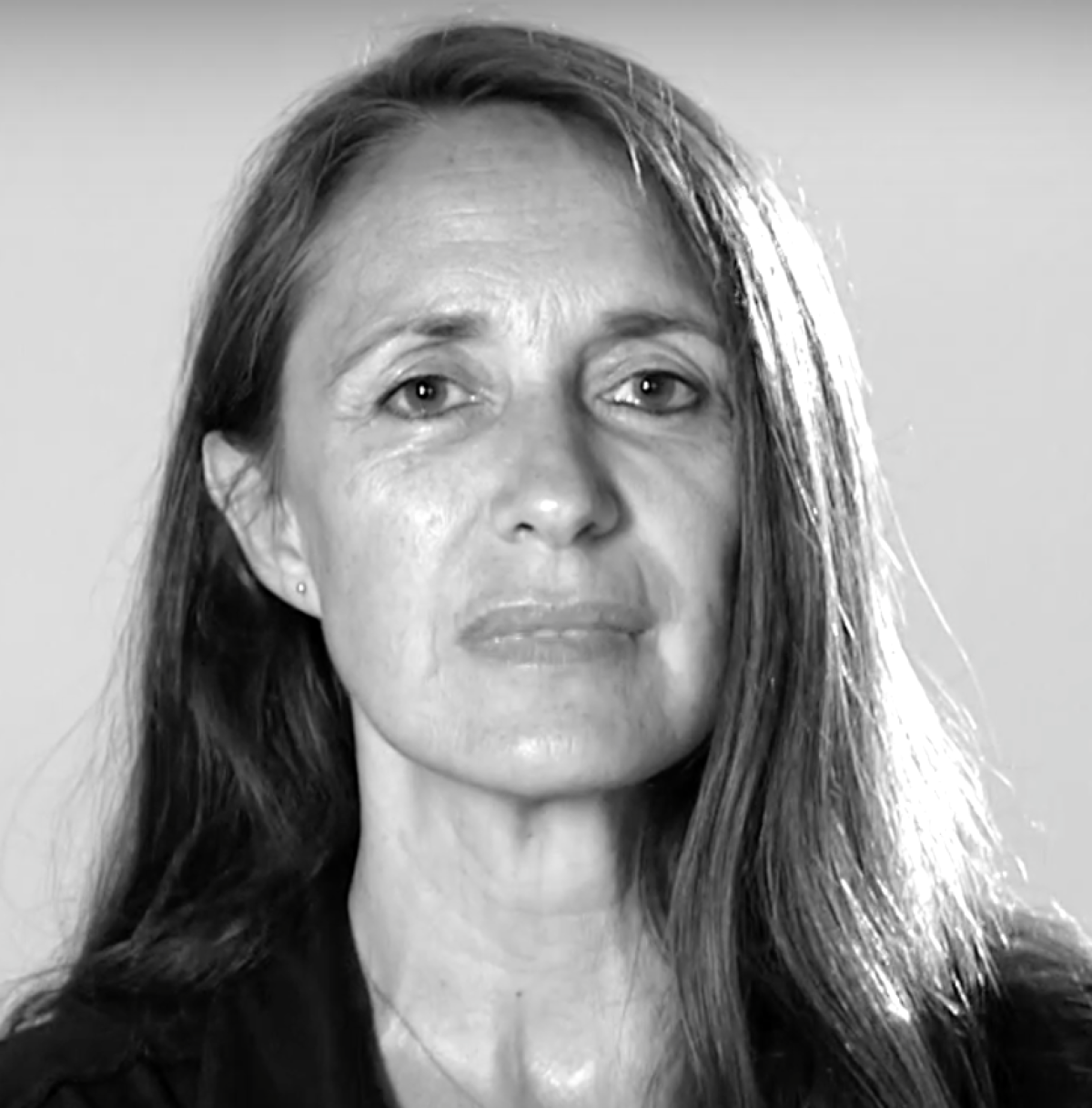 Η θλιβερή ιστορία της Anneke Lucas: «Ήμουν σκλάβα του σεξ σε ηλικία 6 ετών για την ελίτ της Ευρώπης»