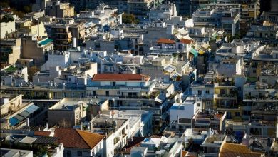 Η αγορά κατοικίας στην Ελλάδα έχει μετατραπεί σε απατηλό όνειρο για μεγάλο μέρος του πληθυσμού, καθώς η συνεχής άνοδος των τιμών