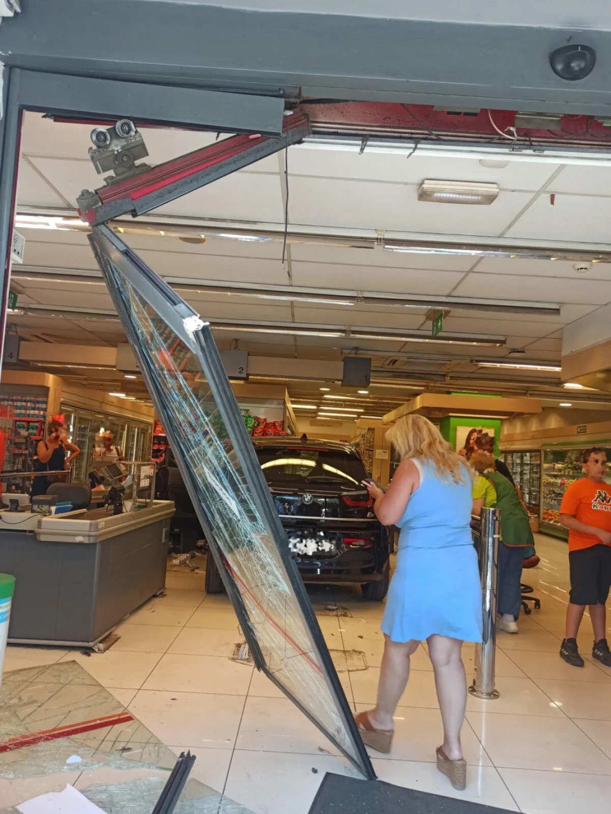 Σε άσχημη σωματική και ψυχολογική κατάσταση είναι το 7χρονο παιδί που τραυματίστηκε όταν ΙΧ εισέβαλλε σε σούπερ μάρκετ στη Νίκαια