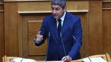 Κατά τη διάρκεια της συνεδρίασης της Ολομέλειας για τις προτάσεις του ΠΑΣΟΚ – Κινήματος Αλλαγής και του ΣΥΡΙΖΑ – Προοδευτική Συμμαχία με