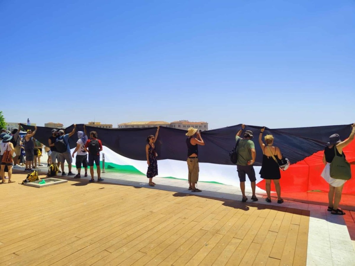 Σύρος: Ισραηλινοί τουρίστες κυμάτιζαν σημαίες και έλεγαν συνθήματα όταν ήρθαν αντιμέτωποι με διαδηλωτές υπέρ της Παλαιστίνης!