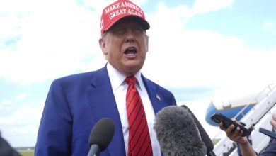 Με μια αιφνιδιαστική και εκρηκτική κίνηση που ήδη προκαλεί σεισμό στις διεθνείς αγορές, ο Πρόεδρος των ΗΠΑ, Ντόναλντ Τραμπ, ανακοίνωσε