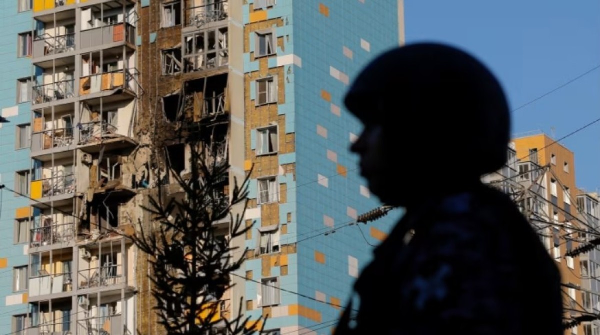 Σε κλιμάκωση των εχθροπραξιών με έμφαση στο εσωτερικό της ρωσικής επικράτειας φαίνεται πως προχωρά η Ουκρανία, εξαπολύοντας μαζική