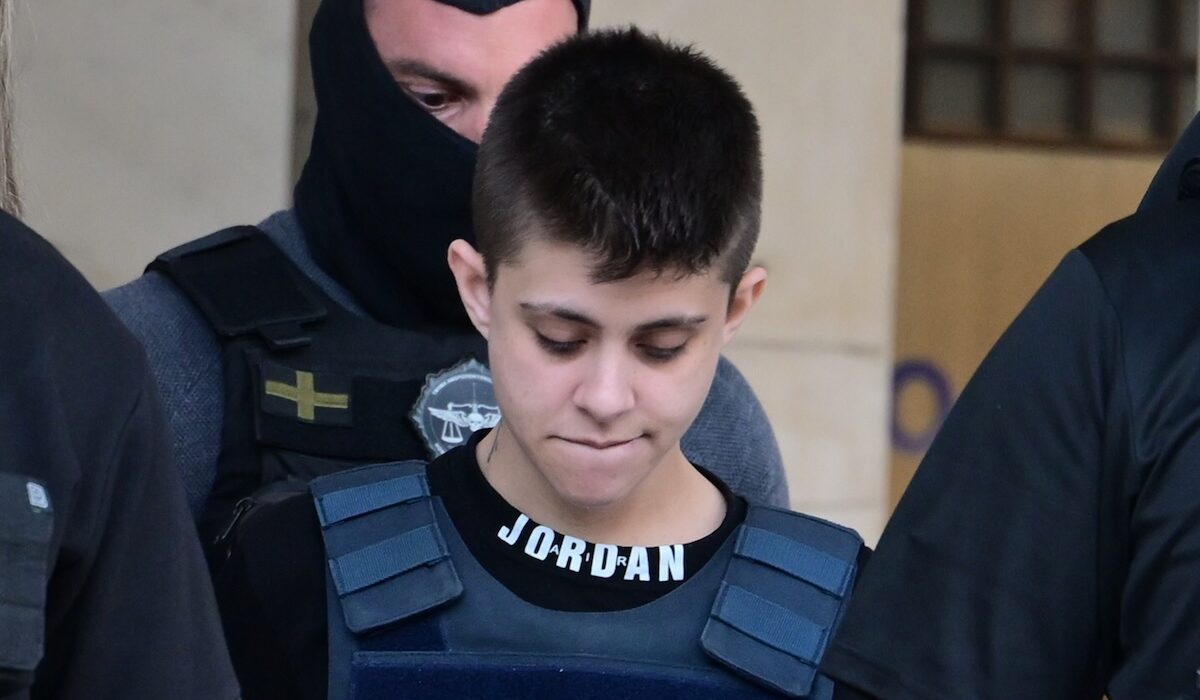 Με σκυμμένο το κεφάλι και υπό δρακόντεια αστυνομικά μέτρα πέρασε το κατώφλι του Δικαστικού Μεγάρου Πατρών η 25χρονη Ειρήνη