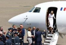 Το μετέωρο… χέρι του Εμανουέλ Μακρόν! Αυτός θα μπορούσε να είναι ο τίτλος του παρακάτω βίντεο, όπου ο Γάλλος πρόεδρος κατά την αποβίβαση