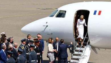 Το μετέωρο… χέρι του Εμανουέλ Μακρόν! Αυτός θα μπορούσε να είναι ο τίτλος του παρακάτω βίντεο, όπου ο Γάλλος πρόεδρος κατά την αποβίβαση