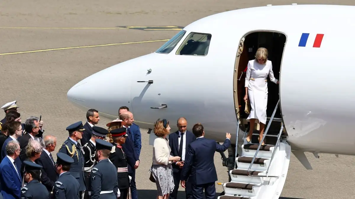 Το μετέωρο… χέρι του Εμανουέλ Μακρόν! Αυτός θα μπορούσε να είναι ο τίτλος του παρακάτω βίντεο, όπου ο Γάλλος πρόεδρος κατά την αποβίβαση