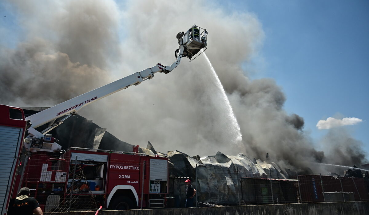 Σε πλήρη εξέλιξη βρίσκεται η μεγάλη πυρκαγιά που ξέσπασε σε εγκαταστάσεις πλαστικών στη Ριτσώνα Ευβοίας, με τις Αρχές