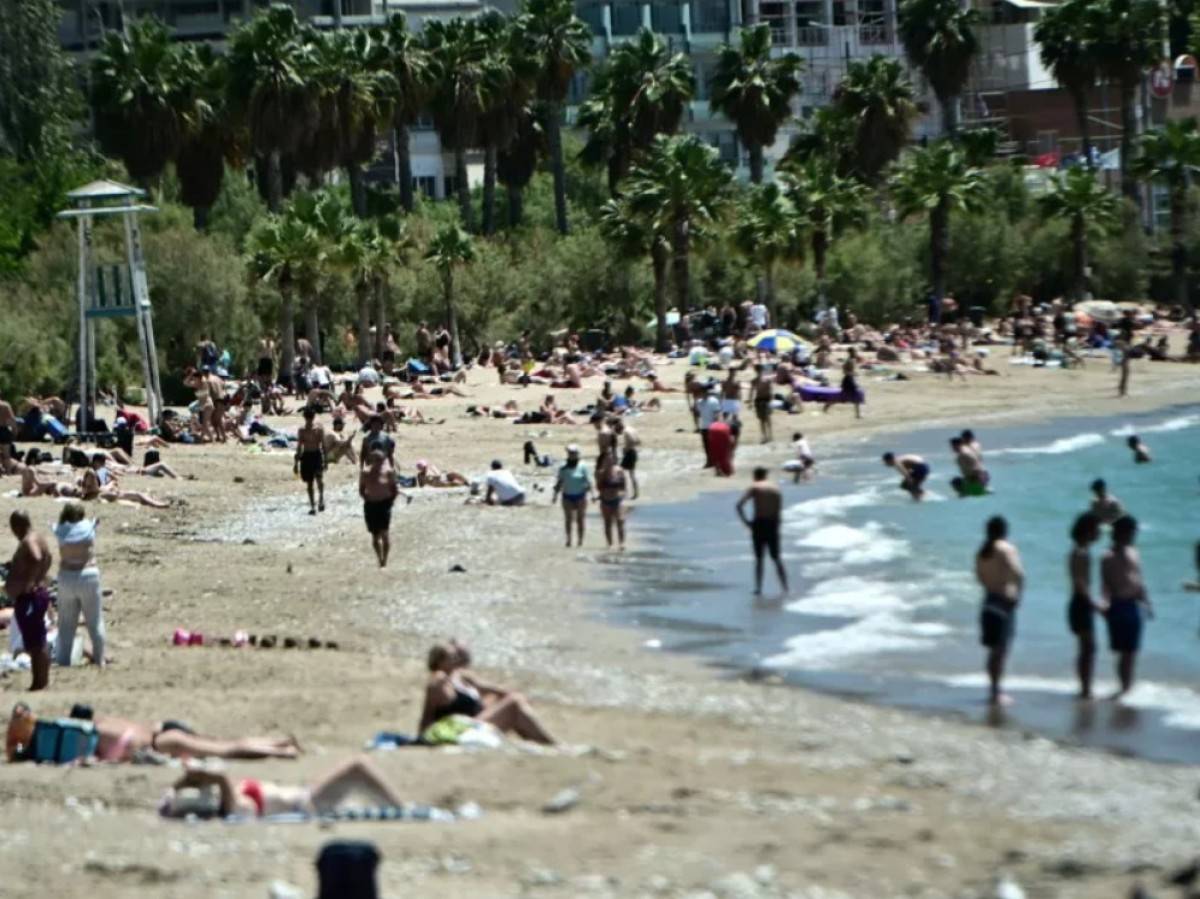 Το περιστατικό εκτυλίχθηκε το απόγευμα της περασμένης Παρασκευής σε πολυσύχναστο beach bar στον Άλιμο. Σύμφωνα με τις μέχρι