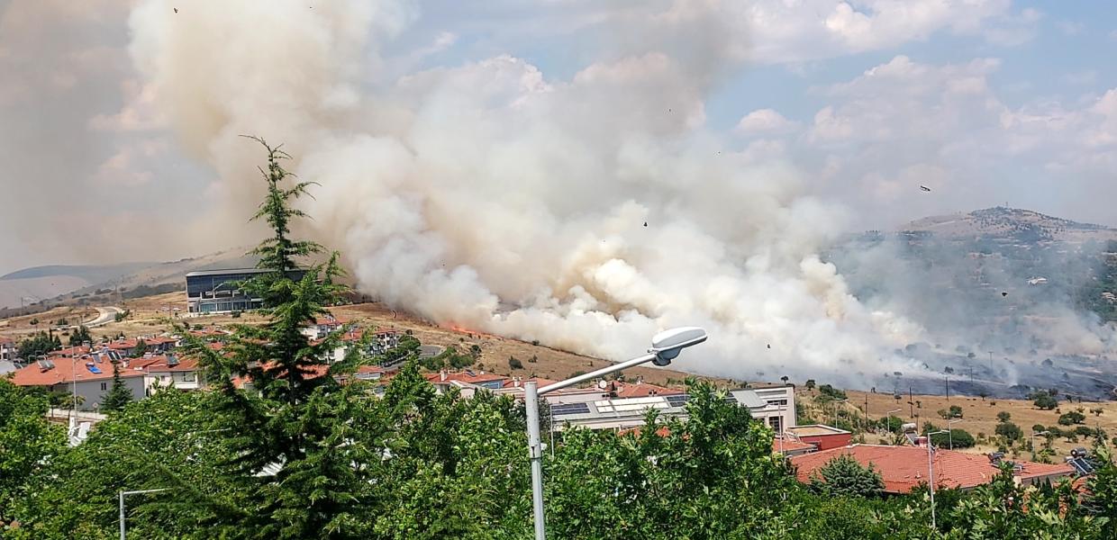 Συναγερμός σήμανε στην Κοζάνη το μεσημέρι της Δευτέρας, λόγω μεγάλης πυρκαγιάς που εκδηλώθηκε σε αγροτοδασική έκταση στην περιοχή Άργιλος.