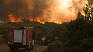 Η πύρινη απειλή στα Κύθηρα συνεχίζεται, καθώς η φωτιά που είχε τεθεί υπό μερικό έλεγχο αναζωπυρώθηκε, εξαιτίας των ισχυρών ανέμων