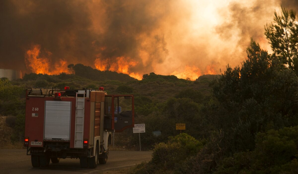 Η πύρινη απειλή στα Κύθηρα συνεχίζεται, καθώς η φωτιά που είχε τεθεί υπό μερικό έλεγχο αναζωπυρώθηκε, εξαιτίας των ισχυρών ανέμων