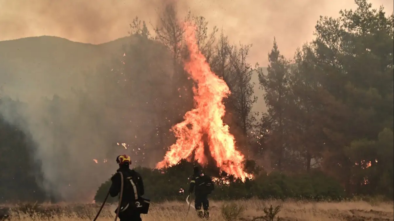 Σε κατάσταση αυξημένης επιφυλακής τίθεται η χώρα, καθώς για αύριο, Δευτέρα 14 Ιουλίου 2025, προβλέπεται πολύ υψηλός κίνδυνος εκδήλωσης