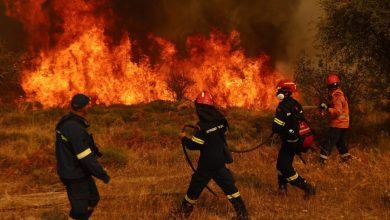 Μια ιδιαίτερα κρίσιμη και δύσκολη νύχτα προμηνύεται για την Ελλάδα, καθώς οι φλόγες συνεχίζουν να μαίνονται ανεξέλεγκτες