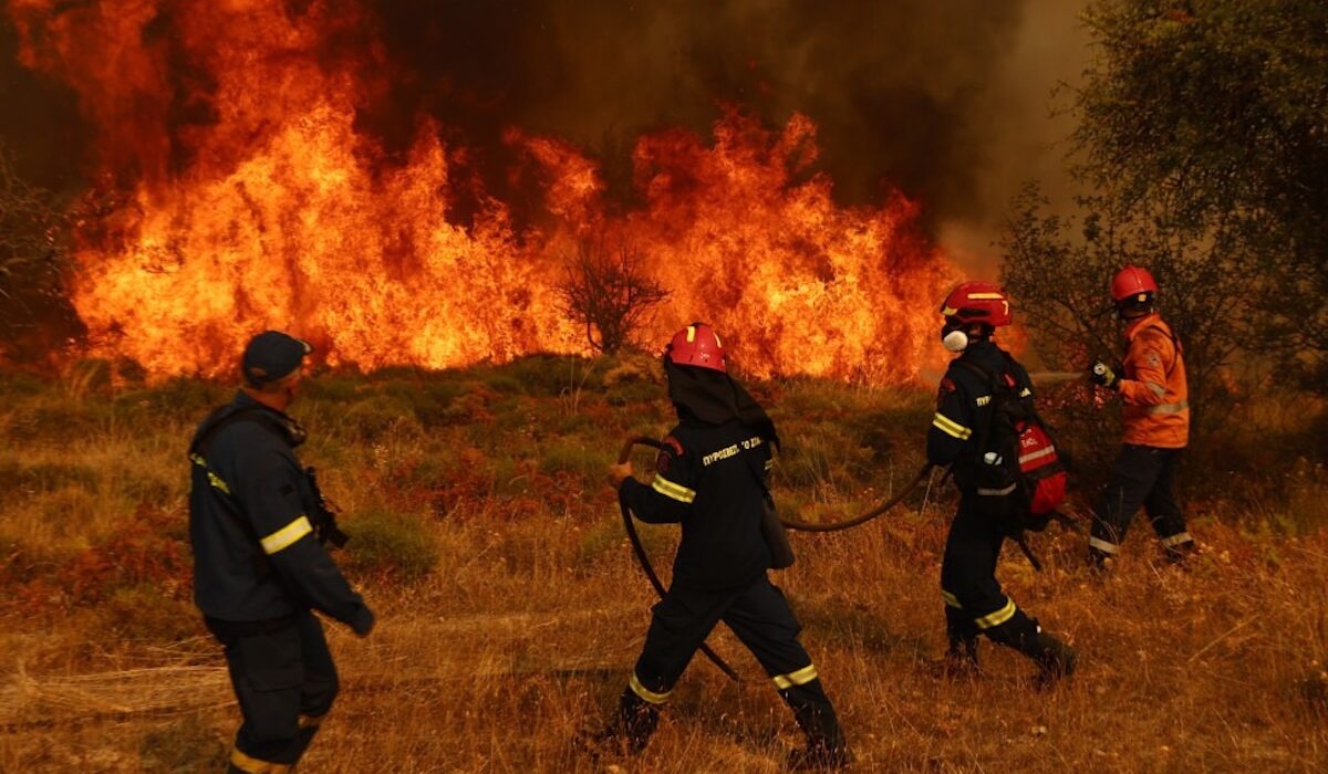 Μια ιδιαίτερα κρίσιμη και δύσκολη νύχτα προμηνύεται για την Ελλάδα, καθώς οι φλόγες συνεχίζουν να μαίνονται ανεξέλεγκτες