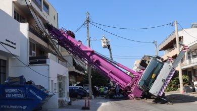 Πανικός επικράτησε το πρωί στο Περιστέρι, όταν ένα γερανοφόρο όχημα ανετράπη και συνετρίβη πάνω σε πολυκατοικία, προκαλώντας σοβαρές