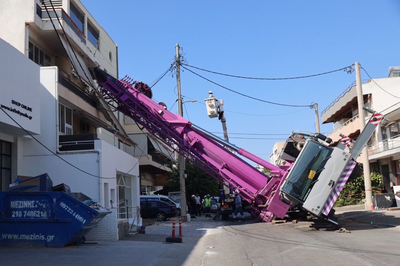 Πανικός επικράτησε το πρωί στο Περιστέρι, όταν ένα γερανοφόρο όχημα ανετράπη και συνετρίβη πάνω σε πολυκατοικία, προκαλώντας σοβαρές