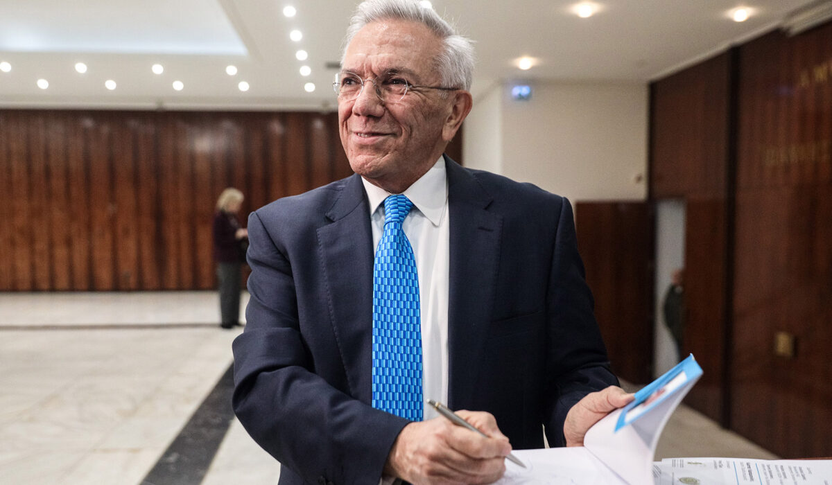 Ιδιαίτερο βάρος προσλαμβάνει η δημόσια παρέμβαση του καθηγητή Διεθνών Σχέσεων και πρώην υφυπουργού Εξωτερικών, Γιάννη Βαληνάκη