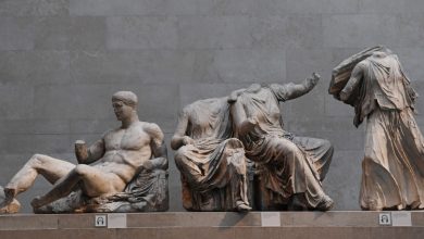 Η πρώην πρωθυπουργός Λιζ Τρας, ο ιστορικός Δρ Ντέιβιντ Στάρκι και ο βουλευτής σερ Τζον Ρέντγουντ συγκαταλέγονται μεταξύ των 34