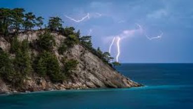 Μετά τον παρατεταμένο καύσωνα και τις φωτιές που επικράτησαν τα προγνωστικά των επόμενων ημερών κάνουν λόγο για εκτεταμένη αστάθεια