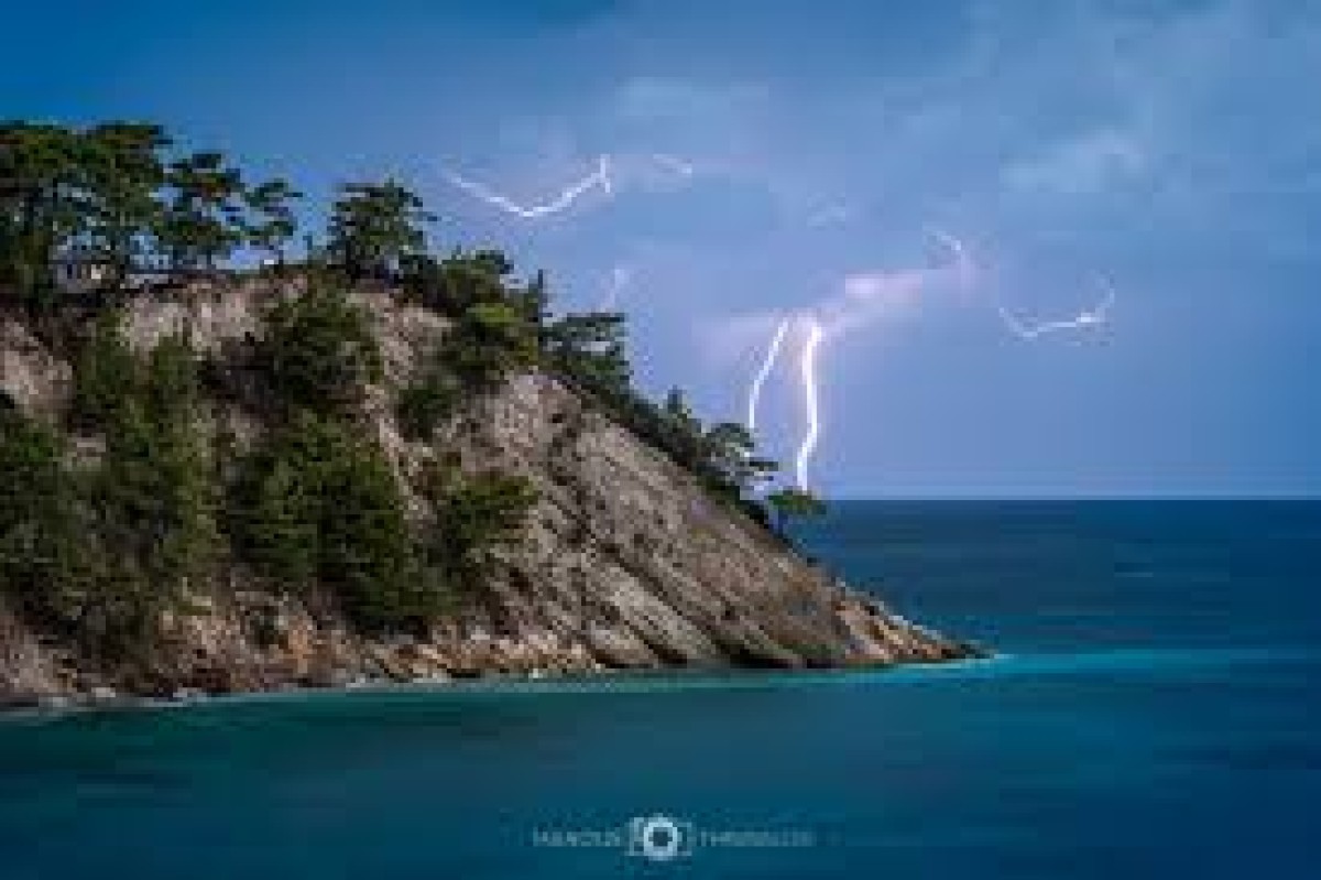 Μετά τον παρατεταμένο καύσωνα και τις φωτιές που επικράτησαν τα προγνωστικά των επόμενων ημερών κάνουν λόγο για εκτεταμένη αστάθεια