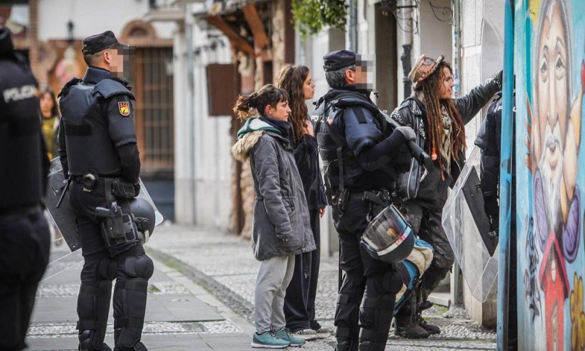 Απίστευτες σκηνές εκτυλίσσονται στην Ισπανία, όπου ομάδες μεταναστών με την υποστήριξη ντόπιων «προοδευτικών» εισβάλλουν σε άδεια
