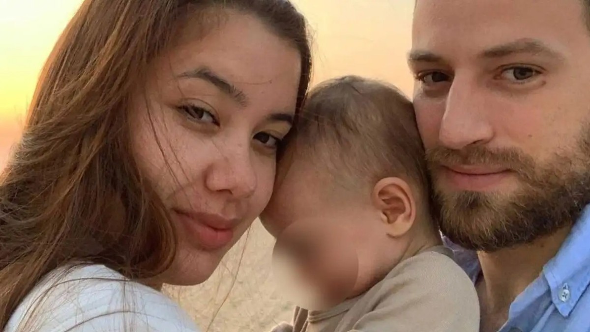 Ήταν 11 μηνών όταν η μοίρα της άλλαξε για πάντα — όταν η μητέρα της, Καρολάιν Κράουτς, έπεφτε νεκρή από τα χέρια του ίδιου της του συζύγου