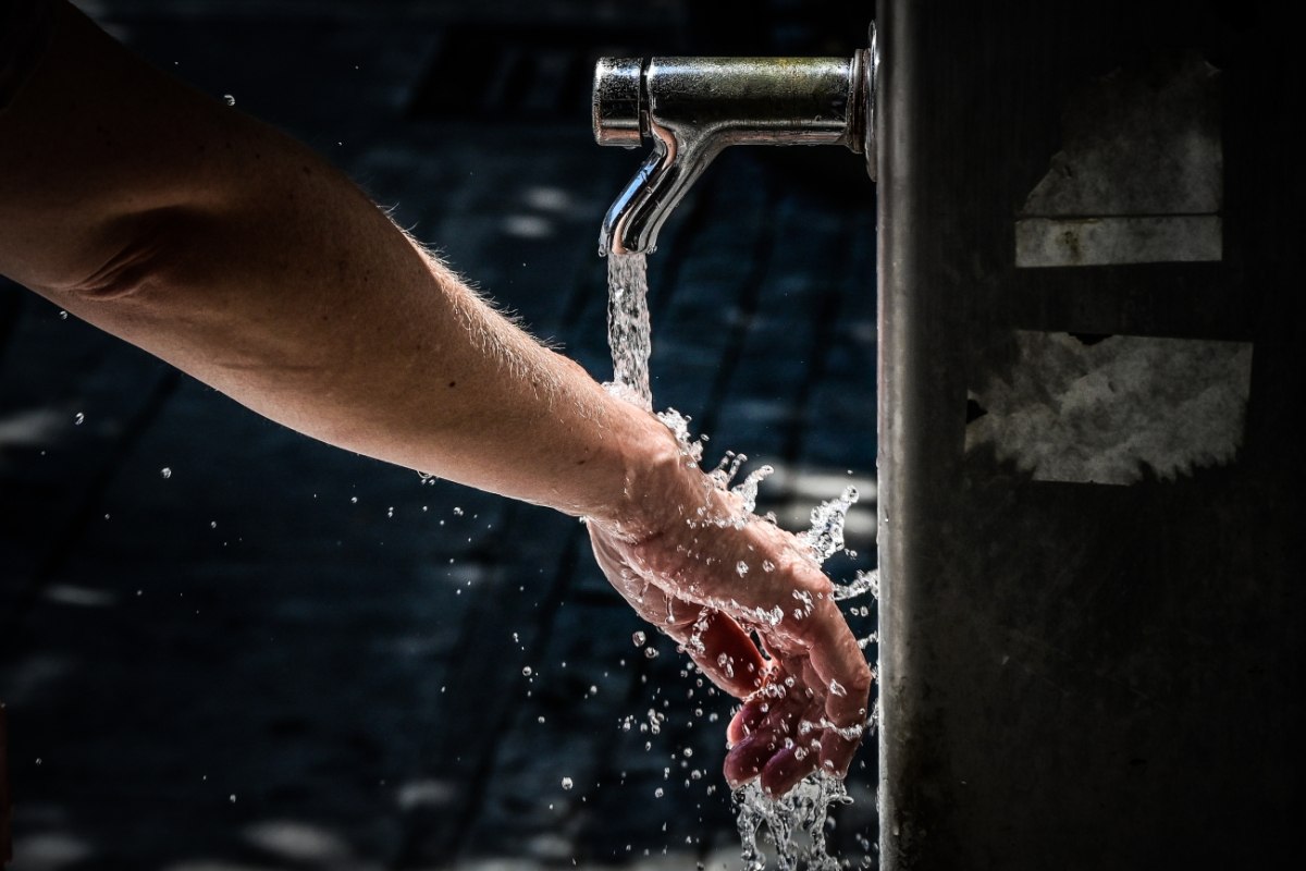 Τα τελευταία χρόνια, η κλιματική αλλαγή έχει εντείνει τα φαινόμενα ακραίας ζέστης, με δύο χαρακτηριστικές εκφάνσεις να ξεχωρίζουν: τον παρατεταμένο καύσωνα