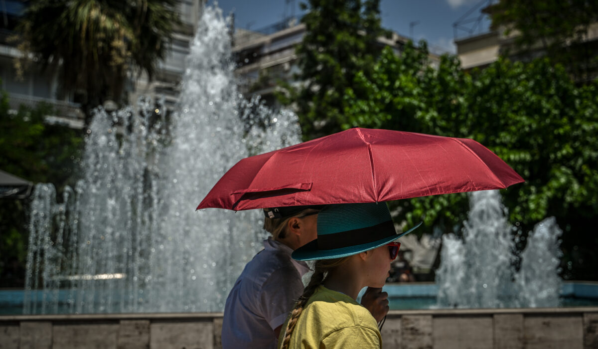 Δύσκολη είναι η εβδομάδα που έρχεται με τις εκτιμήσεις για τον καύσωνα να γίνονται χειρότερες και την θερμοκρασία να απογειώνεται.