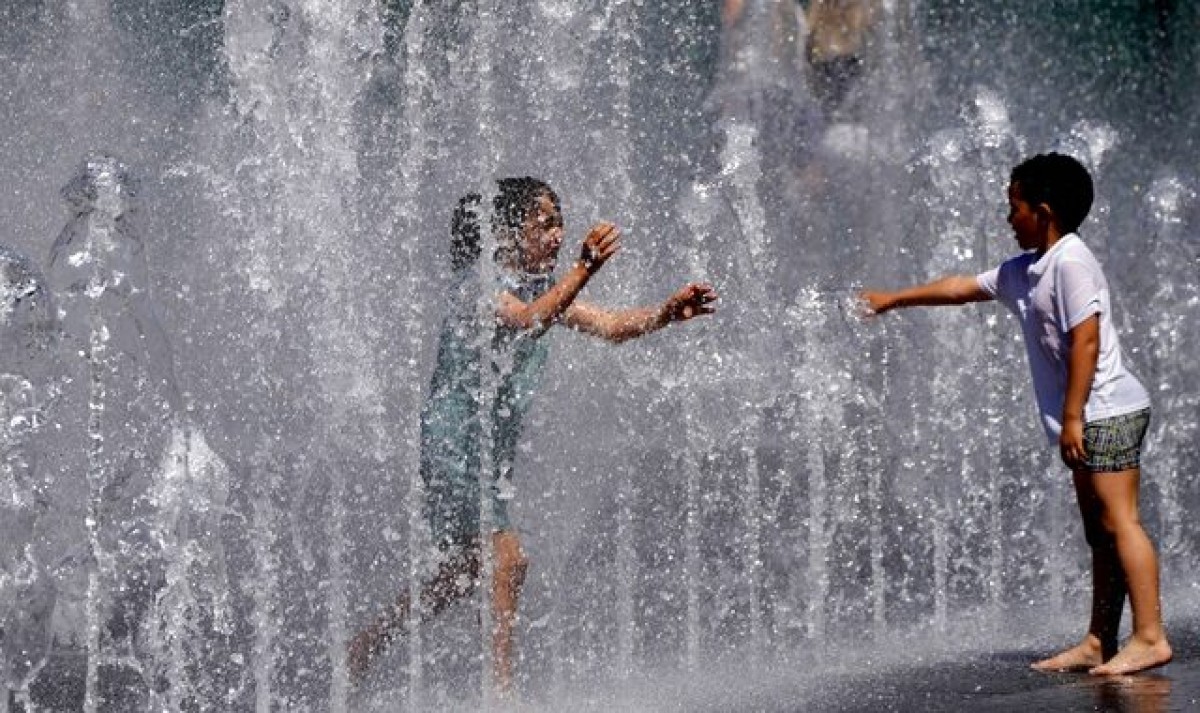 Με αμείωτη ένταση συνεχίζεται το κύμα καύσωνα στη χώρα, καθώς το θερμόμετρο σήμερα Σάββατο, αναμένεται να αγγίξει ακόμη