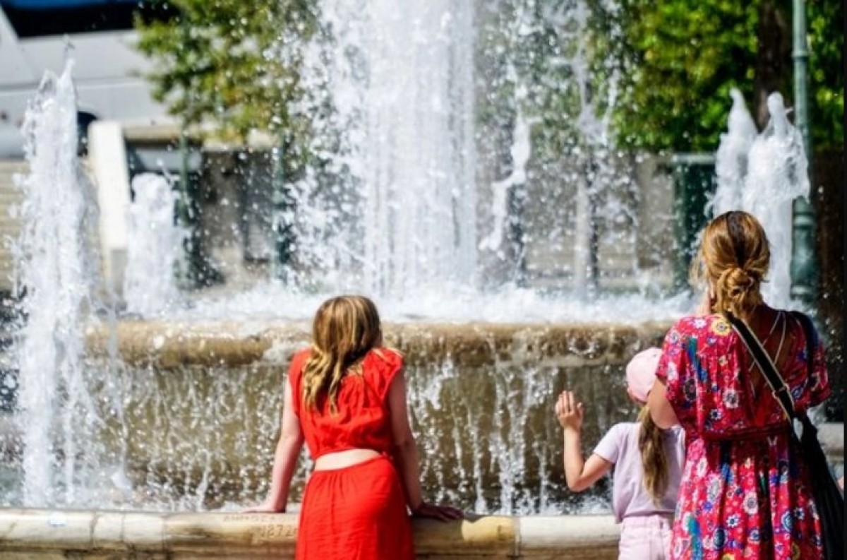 Οι μετεωρολόγοι προειδοποιούν για έναν αδυσώπητο καύσωνα που σαρώνει τη χώρα από την Κυριακή. Πότε κορυφώνεται το κύμα καύσωνα