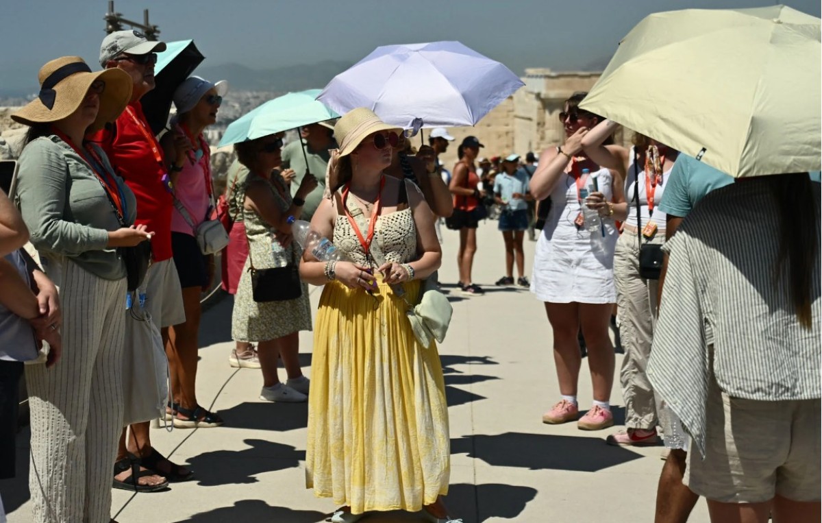 Ο καύσωνας συνεχίζει ακάθεκτος να «ψήνει» τη χώρα, με τον υδράργυρο να σκαρφαλώνει σε εξαιρετικά υψηλά επίπεδα, προκαλώντας ασφυκτική