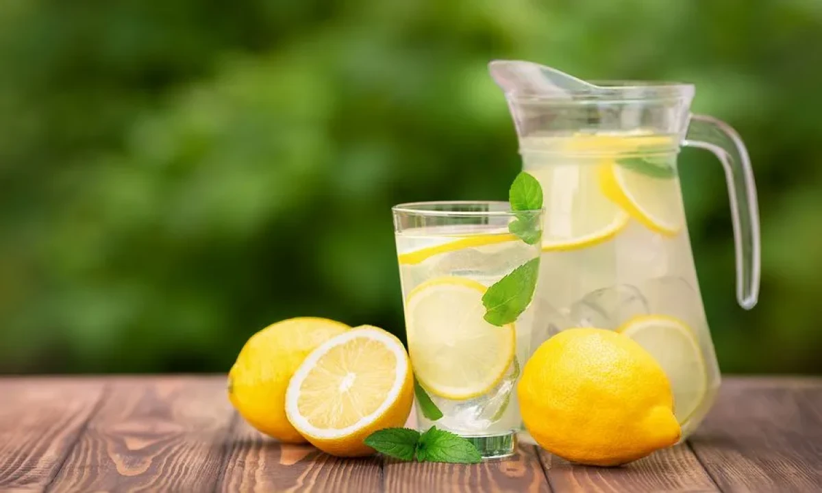 Νερό με λεμόνι: 7 σημαντικά οφέλη για τον οργανισμό -Για πιο αποτελεσματική δράση, καταναλώστε το μετά το πρωινό.