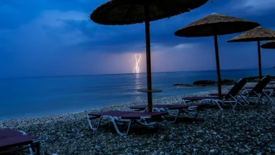 Αλλάζει ο καιρός σήμερα, Πέμπτη, σε ορισμένες περιοχές της χώρας καθώς αναμένονται ισχυρές βροχές και καταιγίδες μετά την αφόρητη ζέστη.