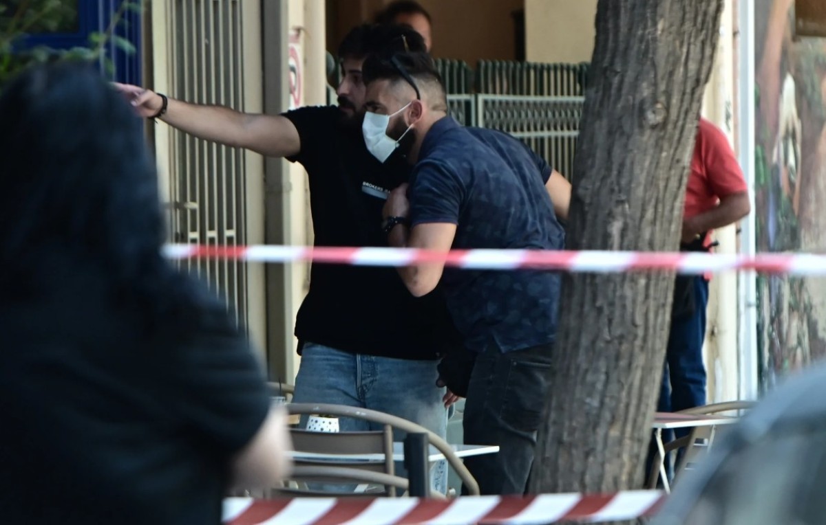 Στον απόηχο της πρόσφατης απόπειρας δολοφονίας που συγκλόνισε τον Κολωνό, οι ελληνικές Αρχές βρίσκονται αντιμέτωπες με μια νέα