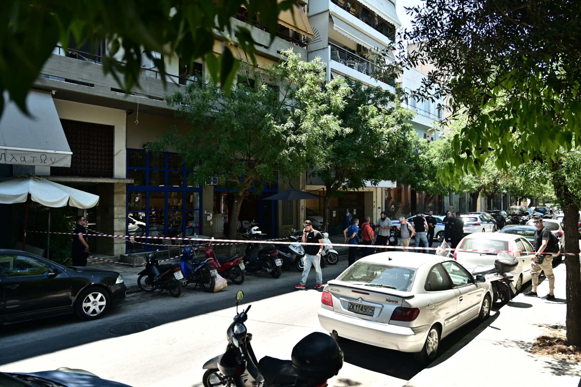 Ανθρωποκυνηγητό εξαπέλυσε η ΕΛ.ΑΣ. για τον εντοπισμό ενός 30χρονου Τούρκου υπηκόου που φέρεται να άνοιξε πυρ μέρα μεσημέρι σε καφετέρια