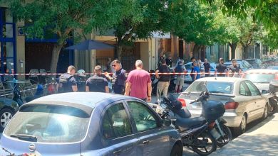 Αιματηρό επεισόδιο με ξεκάθαρο «συμβόλαιο» θανάτου παραλίγο να μετατραπεί σε μακελειό το πρωί στον Κολωνό, όταν ένοπλος εισέβαλε