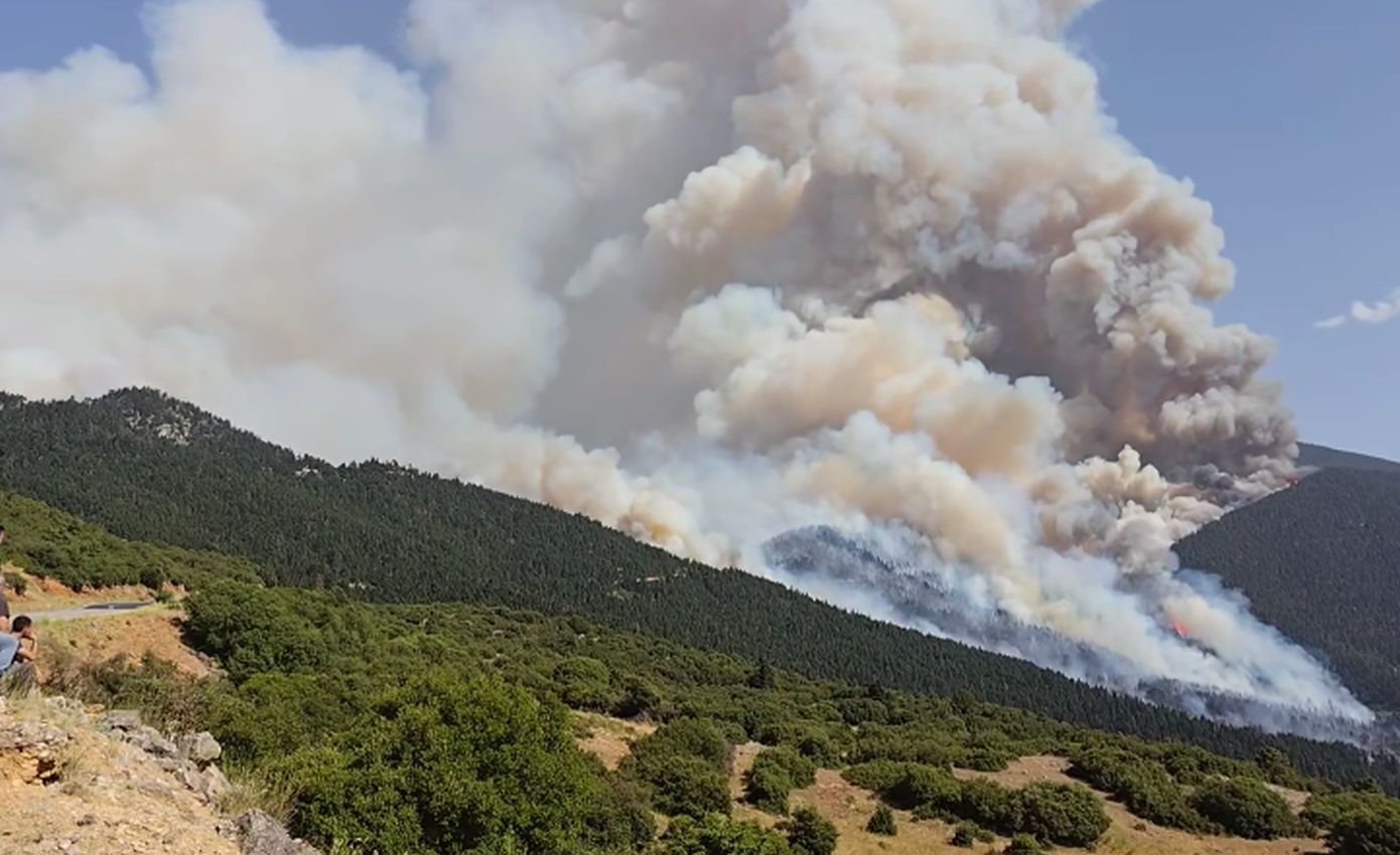 Σημαντική αναζωπύρωση σημειώθηκε το μεσημέρι της Τετάρτης στην πύρινη εστία που μαίνεται στον Φενεό Κορινθίας, με επίκεντρο